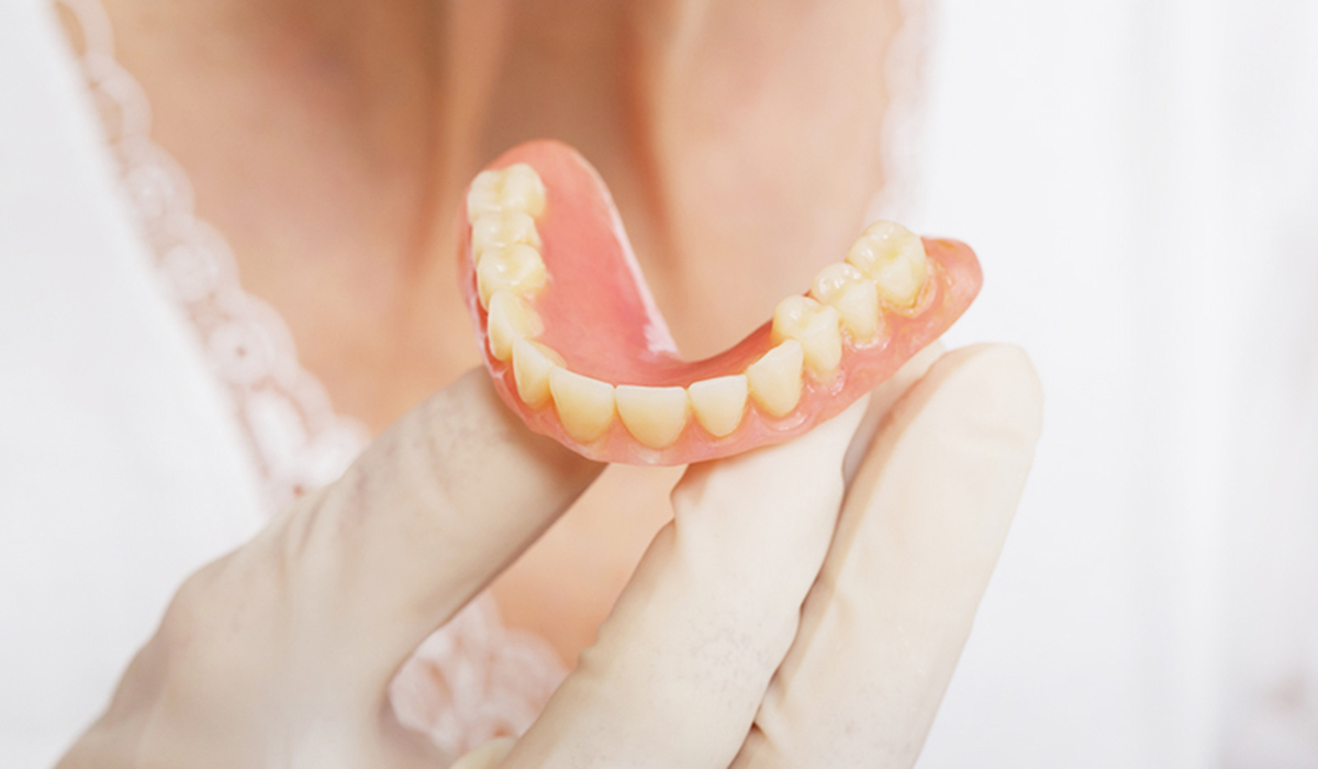 入れ歯の特徴とインプラントとの違い